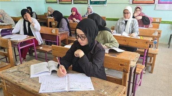 مجموع الصف الثالث الثانوي من كام 2025؟ (توزيع الدرجات)