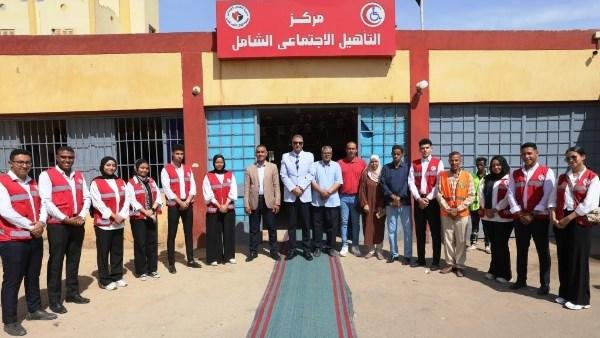 محافظ أسوان يسلم الأطراف الصناعية لـ 110 مستحقين بمركز التأهيل الاجتماعي الشامل