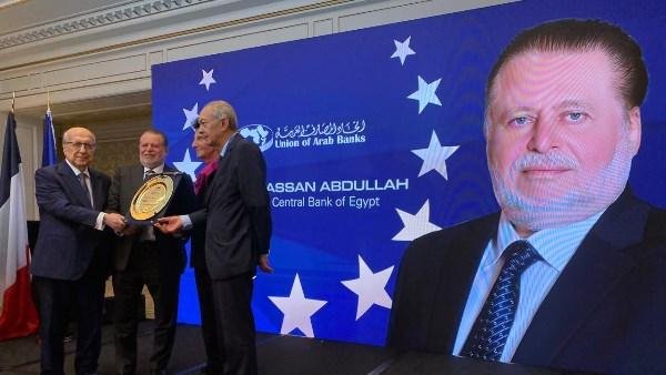 محافظ البنك المركزي يتسلم جائزة محافظ العام 2025 من اتحاد المصارف العربية