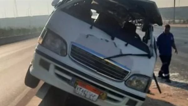 مصرع فتاة وإصابة 17 آخرين إثر انقلاب ميكروباص محمل بالعمالة على صحراوي البحيرة