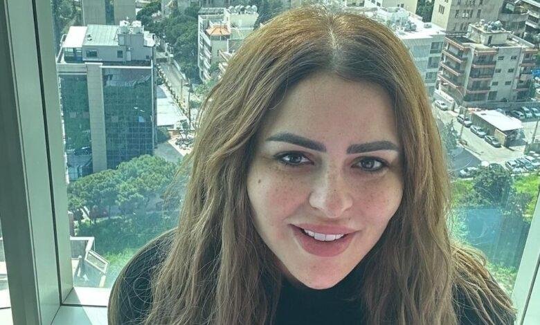 مها الصغير من امام الكعبة في احدث ظهور لها شاهد