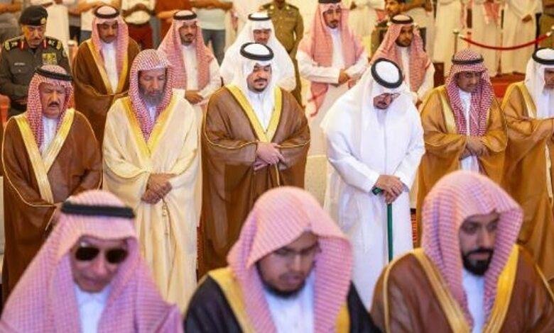 نائب أمير الرياض يؤدي صلاة الميت على الأمير مشعل بن عبدالله بن فهد بن فيصل بن فرحان آل سعود