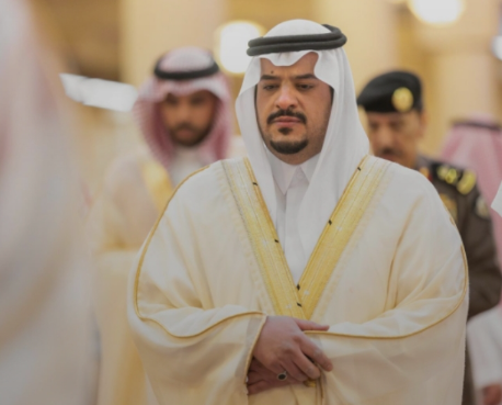 نائب أمير الرياض يؤدي صلاة الميت على الأمير مشعل بن عبدالله بن فهد بن فيصل