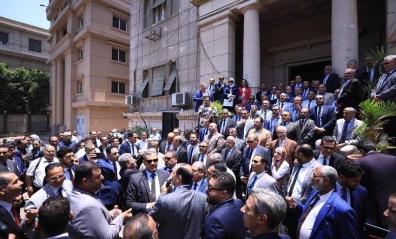 نقيب المحامين يشارك في الوقفة الاحتجاجية لرفض زيادة الرسوم القضائية