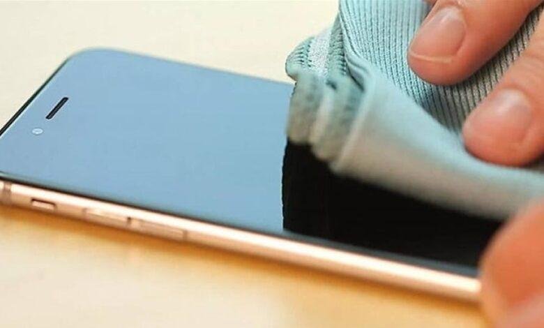 هاتفك يحمل بكتيريا أكثر من المرحاض
