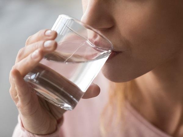 هل جربت شرب الماء ساخنًا في الصيف؟ دراسة تكشف فوائد مدهشة للصحة
