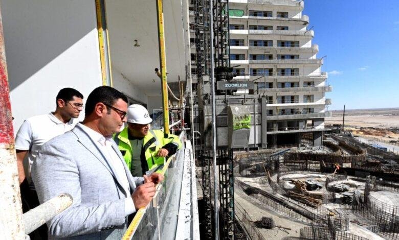 وزير الإسكان ومحافظ المنيا يتفقدان محطة معالجة صرف صحي برطباط بمركز مغاغة