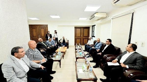 وزير الإسكان ومحافظ المنيا يعقدان اجتماعا مع نواب البرلمان