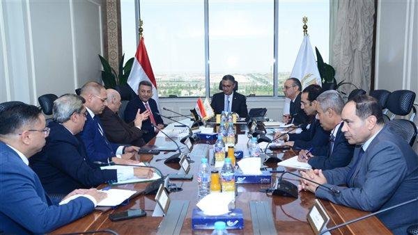 وزير التموين يعقد اجتماعًا مع رئيس الشعبة العامة للمخابز لمتابعة انتظام عمل منظومة الخبز البلدي المدعم