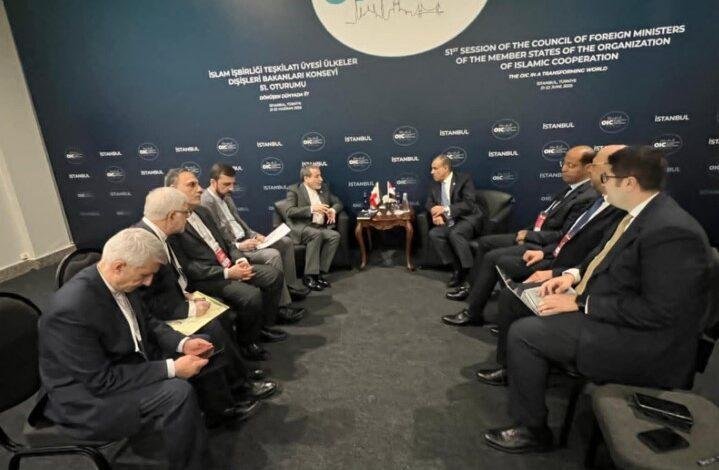 وزير الخارجية والهجرة يلتقي بوزير خارجية إيران في اسطنبول