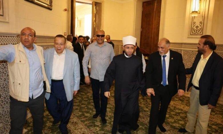 وزيرا الأوقاف والعمل ومحافظ القاهرة يؤدون صلاة الجمعة بمسجد السيدة نفيسة