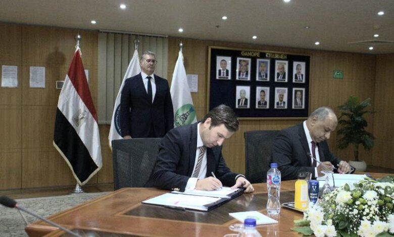 وزيرالبترول يشهد توقيع اتفاقية جديدة للبحث عن البترول بجنوب وادي السهل
