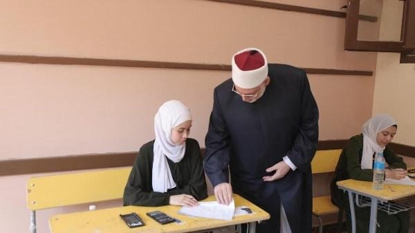 وكيل الأزهر يتفقد لجان معاهد العبور بامتحان الكيمياء.. ويطمئن الطلاب على مادة الفيزياء