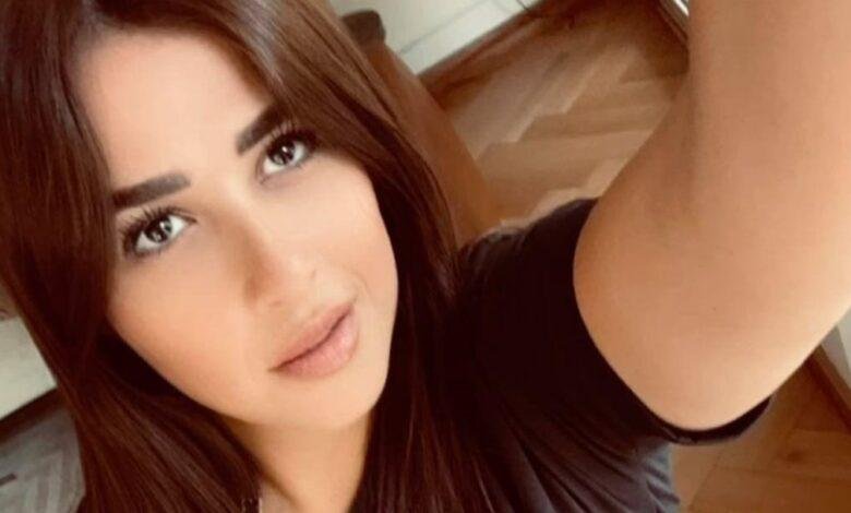ياسمين عبد العزيز تشارك جمهورها لقطة عفوية