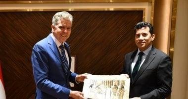 وزير الرياضة يجتمع برئيس الاتحاد الدولي للخماسي الحديث لتعزيز التعاون