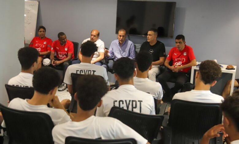 اجتماع مثير بين عزام ونبيل والحضرى مع لاعبى منتخب الشباب تحت 17 عاماً