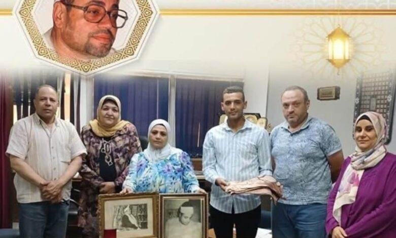 أسرة فضيلة القاريء «الصياد» تهدي بعض متعلقاته لـ«الوطنية للإعلام»