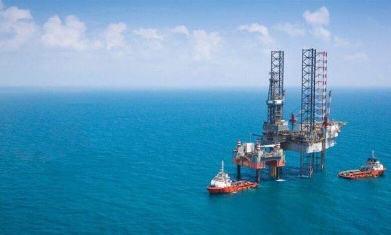 ارتفاع الأمواج يوقف البحث عن مفقودين في غرق حفار بالبحر الأحمر