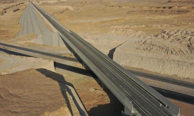 النقل: تركيب قضبان السكك على كباري ومسار الخط الأول للقطار السريع "السخنة/العلمين/مطروح"