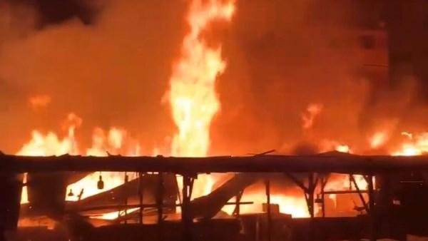 النيران تشتعل في جراج نائب بالجيزة .. والتحريات: مخلفات الخفير السبب