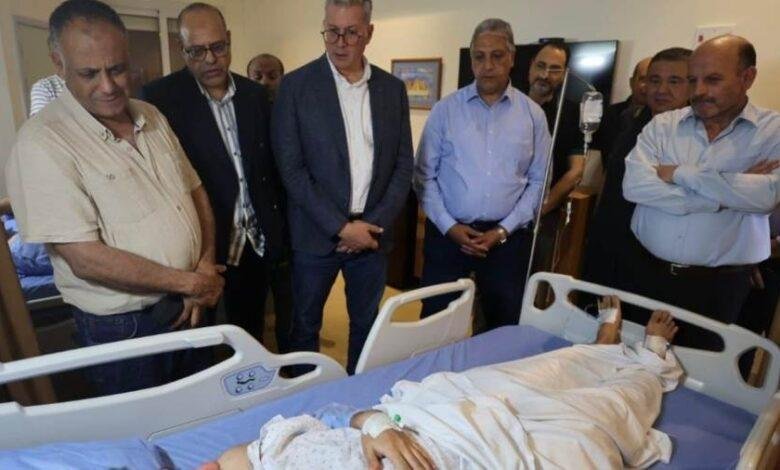 بدوي وجبران يطمئنان على الناجين من حادث بارج خليج السويس