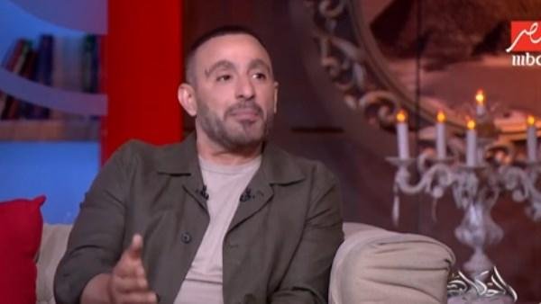 بعد طلب عمرو أديب| أحمد السقا يُمارس أخطر الحركات القتالية ضد أحمد فهمي على الهواء