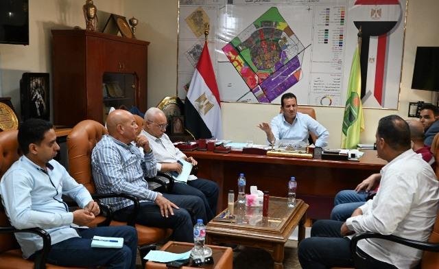 تحذيرات مشددة من رئيس جهاز العاشر فى اجتماعه بقيادات الإدارات.. صور