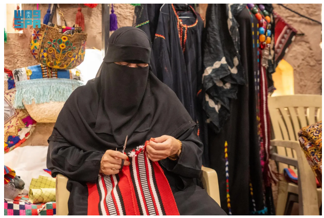 "حياكة السدو".. تراث أصيل وعمل فني تقدمه فعاليات مهرجان "بيت حائل" لزوارها