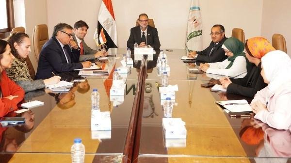 "سلامة الغذاء" يبحث إمكانية الاستفادة من الخبرات الفرنسية في تطوير المنظومة الرقابية
