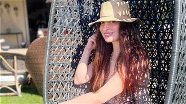 على شاطئ البحر.. نرمين الفقي تخطف قلوب متابعيها بإطلالة صيفية