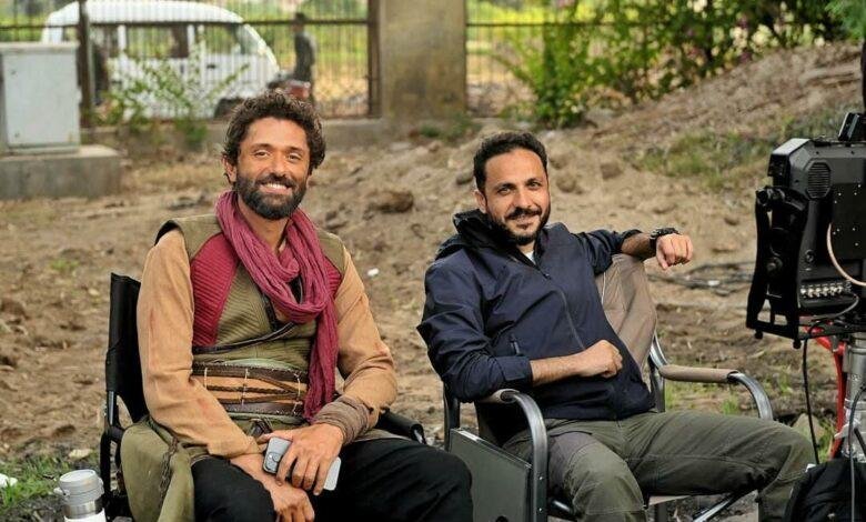 كريم محمود عبدالعزيز يداعب بيتر ميمى من كواليس "مملكة الحرير"