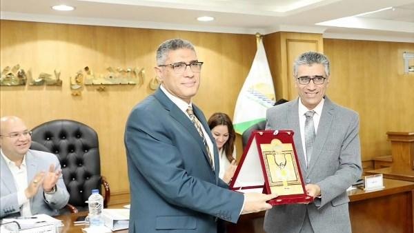 محافظ الجيزة يترأس اجتماع المجلس التنفيذي ويكرم مدير مديرية الطب البيطري لبلوغه سن المعاش