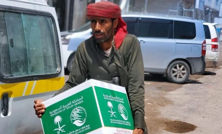 مركز الملك سلمان للإغاثة يوزع 3.000 كرتون تمر في محافظة تعز باليمن