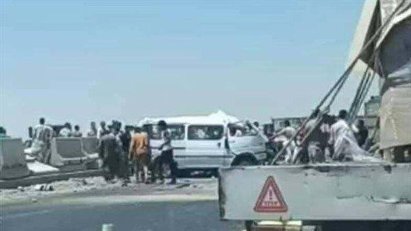 مصرع 9 وإصابة 11.. آخر تطورات حادث تصادم سيارتين ميكروباص بالطريق الإقليمى