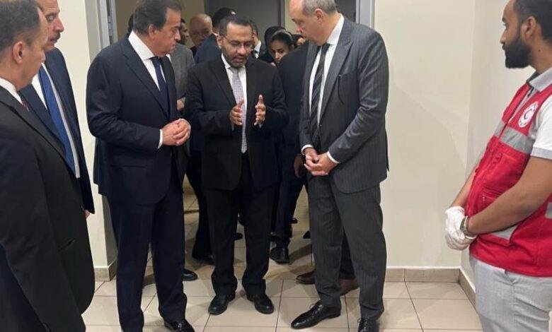 وزير الصحة ووزير الطيران يتفقدان عيادات الحجر الصحي وأجهزة إزالة الرجفان القلبي بمطار القاهرة