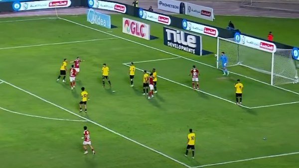 «الأهلي يتفوق في الشوط الأول أمام كهرباء الإسماعيلية بفضل ثنائية كوكا ومرعي»