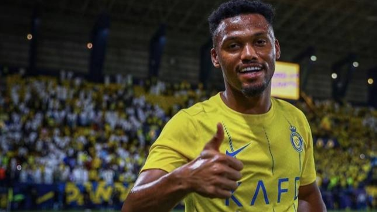 صدمة لجماهير النصر.. نجم الفريق يغادر الملعب مصابًا أمام الحزم!