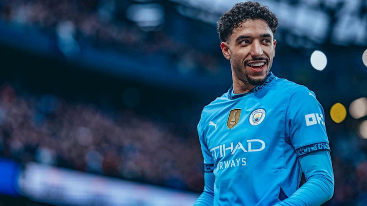 شاهد عمر مرموش يذهل الجميع في مدرجات مانشستر سيتي خلال مباراة أستون فيلا