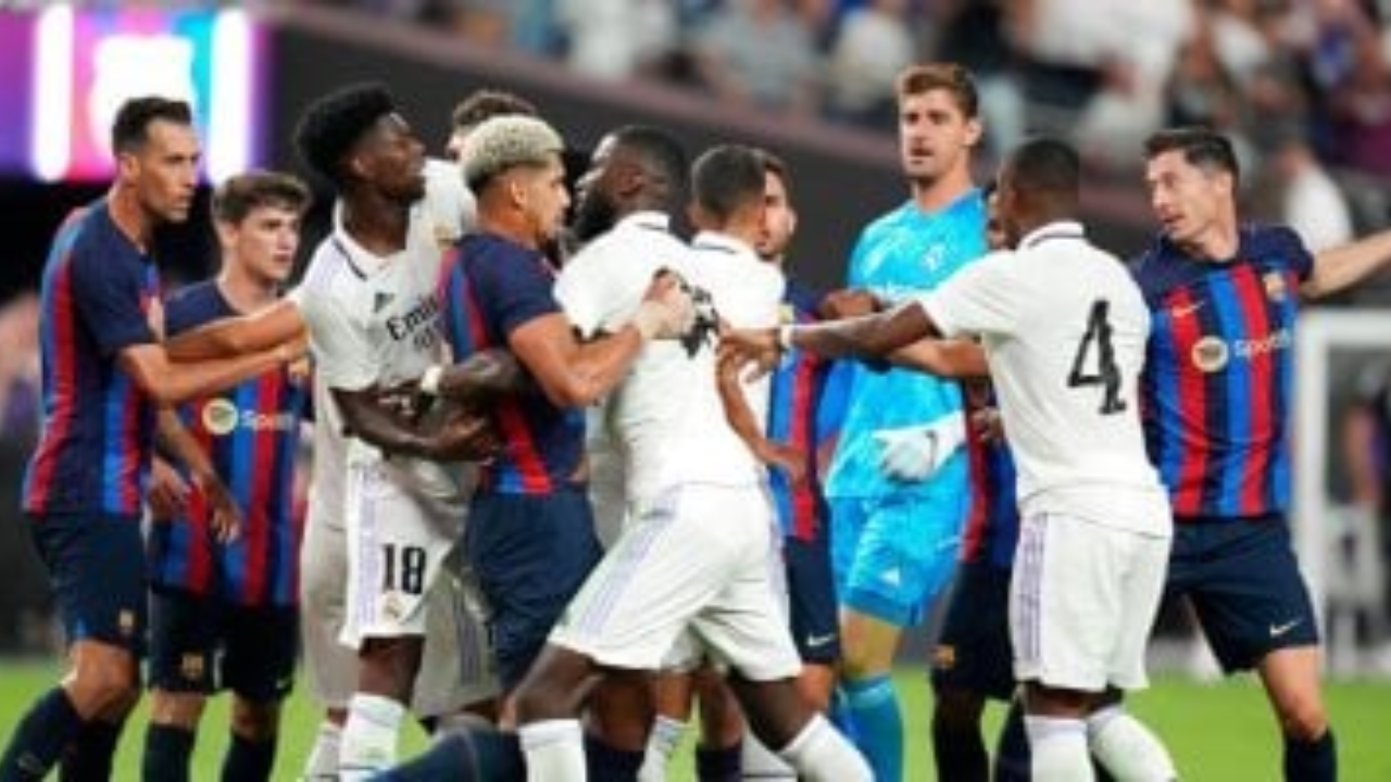 فوضى على أرض الملعب.. اشتباكات نارية بين لاعبي برشلونة وريال مدريد تهز المباراة!