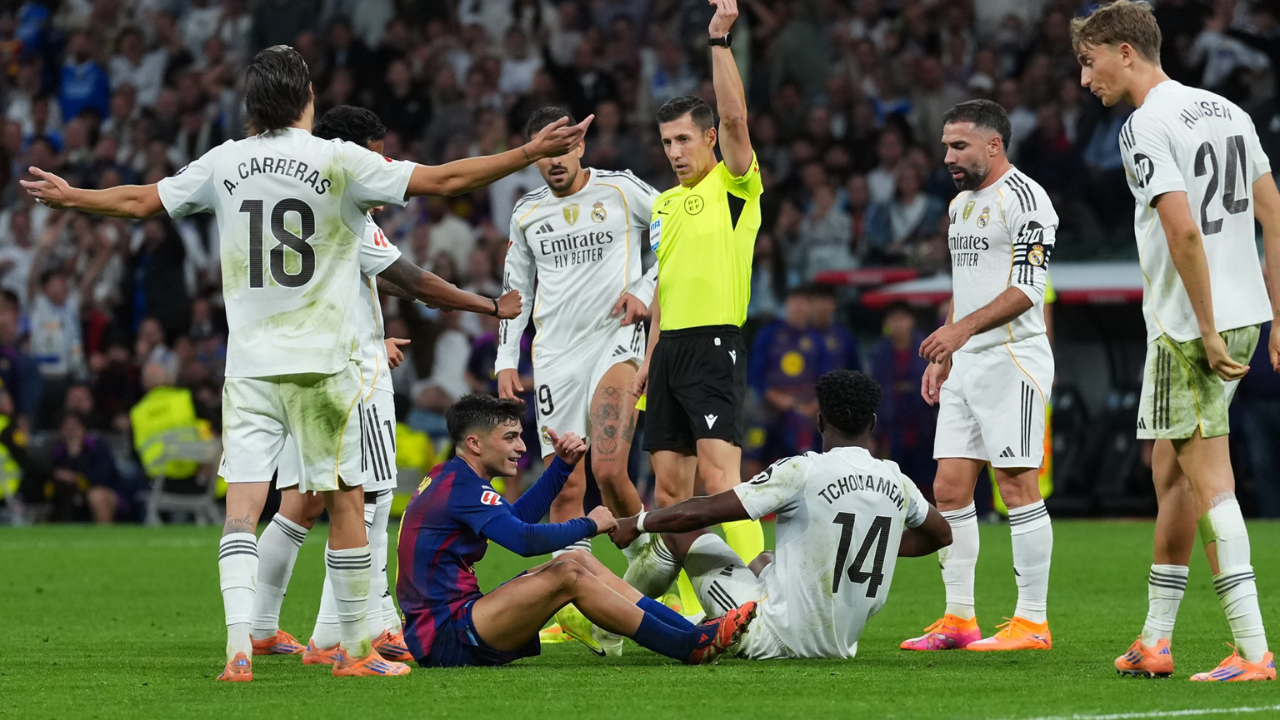 «ماذا قال الحكام؟» تسجيل مسرب يهز الملاعب هكذا قرر الحكام مصير المباراة بين ريال مدريد وبرشلونة