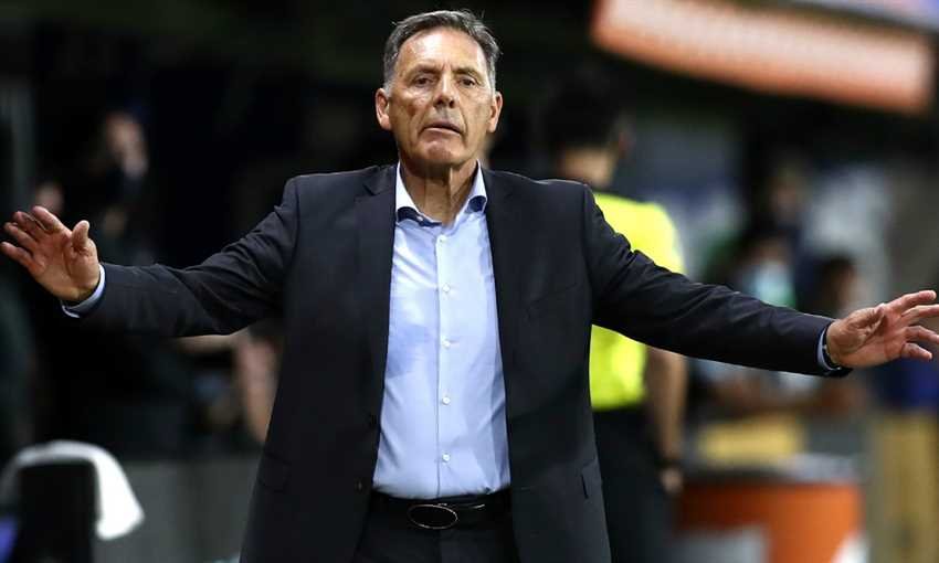 لحظة إنسانية تهز الملاعب.