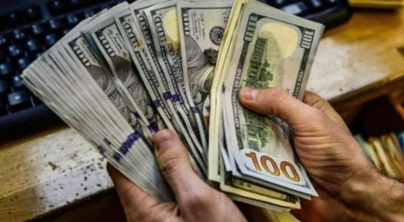 الدولار يحافظ على مستوياته