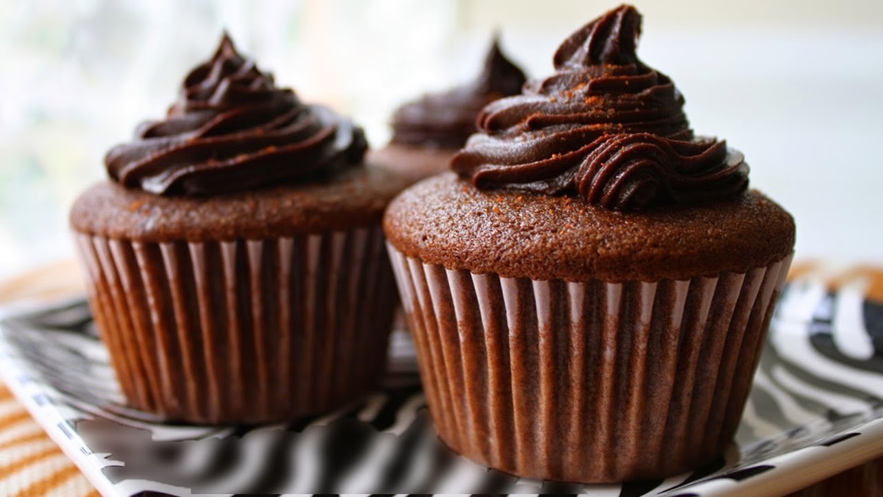 لعشاق الوجبات الحلوى.. طريقة عمل كب كيك بالشوكولاتة في المنزل بسهولة