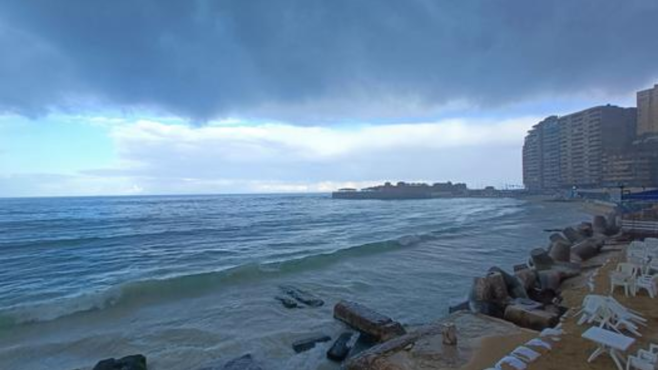 الأرصاد تحذر.. نوة المكنسة تضرب الإسكندرية بأمطار غزيرة وانخفاض حاد في الحرارة خلال ساعات