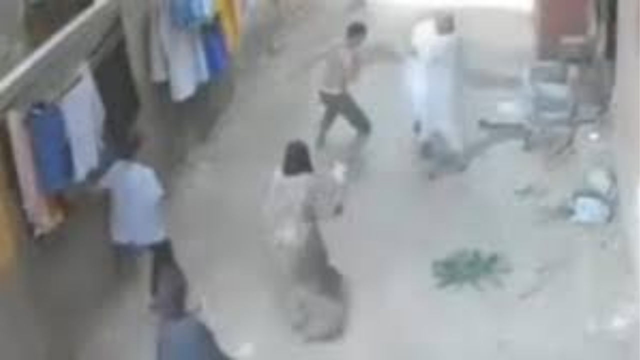 تفاصيل جديدة حول مشاجرة أبو حماد: سلاح أبيض وصاعق كهربائي بين أطراف عائلية