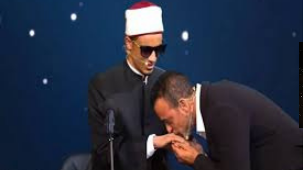 لحظة إنسانية في دولة التلاوة.. مصطفى حسني يقبّل يد القارئ محمد أحمد حسن وسط تأثر كبير