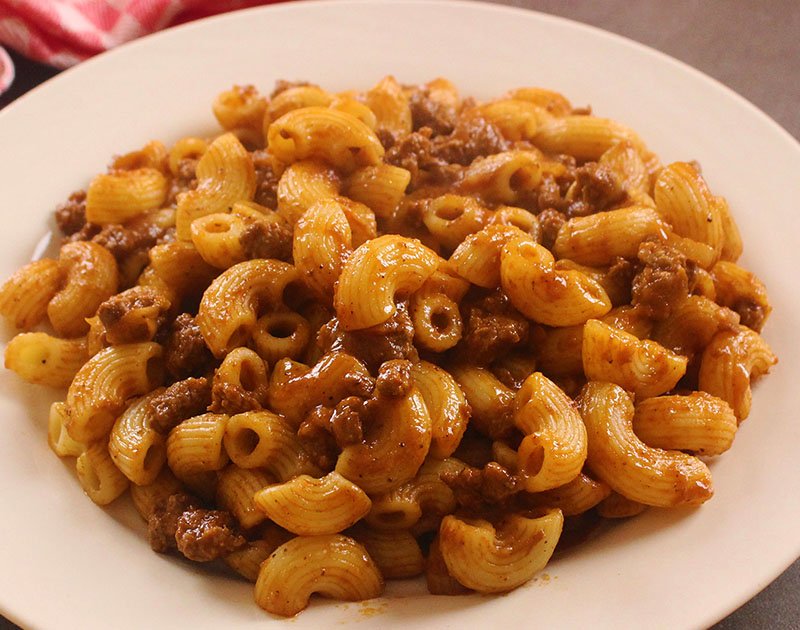 اسرع وصفة لذيذة.. طريقة عمل مكرونة بالبصل واللحم بخطوات بسيطة وطعم لا يقاوم