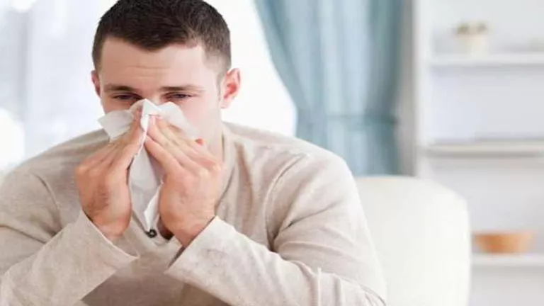 «هل تساءلت يومًا عن سبب إحساس بعضنا بالزكام بينما يمر الآخرون من دونه؟»  لماذا يصاب البعض بنزلات البرد دون سواهم؟