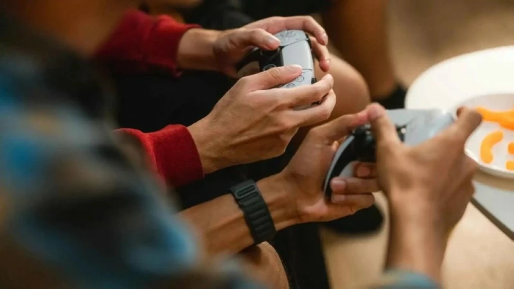 «مأساة مؤلمة» مراهق يزهق حياة شقيقه تحت تأثير لعبة فيديو