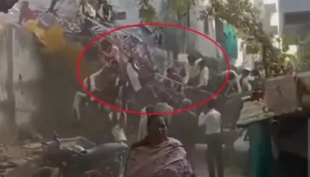 «مأساة في Playground: انهيار أرجوحة يهدد حياة 14 طفلًا»